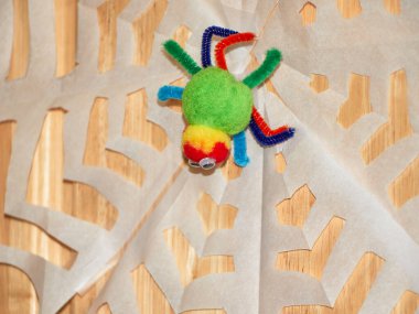 Kağıt örümceğin ağındaki renkli sanat ve el sanatları örümceği