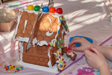 Anne ve kızı Noel günü zencefilli kurabiye yapıyorlar.
