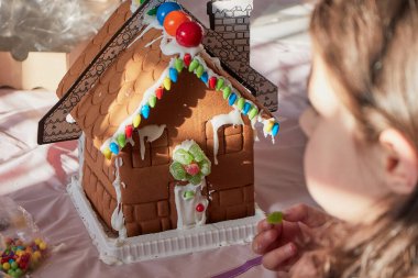 Anne ve kızı Noel günü zencefilli kurabiye yapıyorlar.