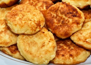 Tabakta kızarmış peynirli kek.