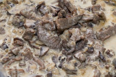 Biftek stroganoff bir tabakta servis edilir.