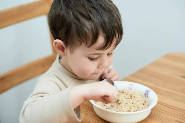 Маленький Мальчик Ест Овсянку Завтрак Кухне — стоковое фото