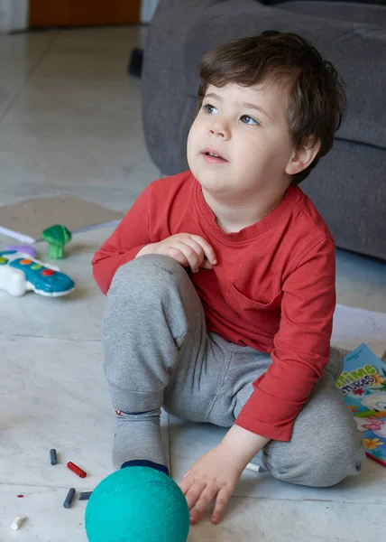 Милий Молодий Хлопчик Грає Іграшками Вітальні — стокове фото
