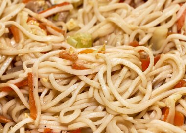 Sebzeli lo mein noodle. Yakın çekim.