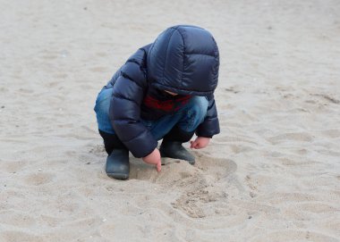 Çocuklar plajda oyun oynuyor.
