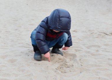 Çocuklar plajda oyun oynuyor.