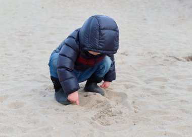 Çocuklar plajda oyun oynuyor.