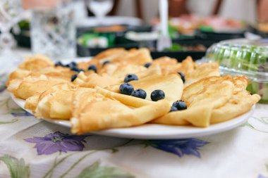 Yaban mersinli ev yapımı Ukrayna krepleri (blini)