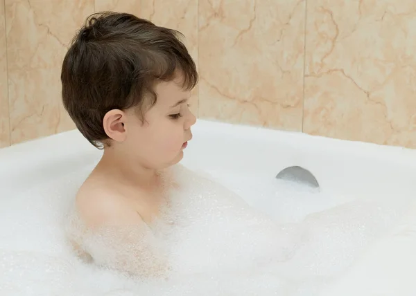 Lindo Niño Jugando Con Burbujas Una Bañera — Foto de Stock