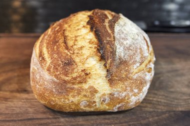 Mutfaktaki tezgahta duran ev yapımı beyaz ekmek somunu. 