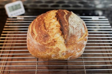 Mutfaktaki tezgahta duran ev yapımı beyaz ekmek somunu. 