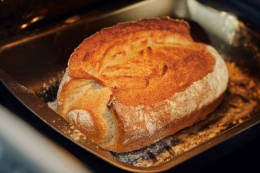 Taze pişmiş organik çavdar ekmeği tepside soğuyor.