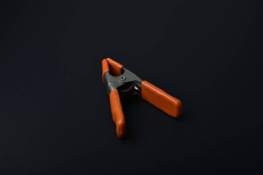 Siyah arkaplanda kısmen paslanmış kısmen klemp