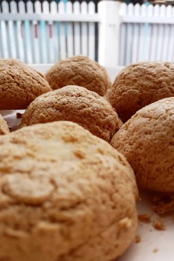 Kahve ekmeği yumuşak, yumuşak ekmeği ve ince, çıtır çıtır kahve aromalı kabuğuyla bilinen popüler bir Asya hamur işidir. Çoğunlukla tereyağı veya kremayla dolu, zengin bir aroması ve hafif tatlı bir tadı var, bu da onu favori bir atıştırmalık yapıyor..