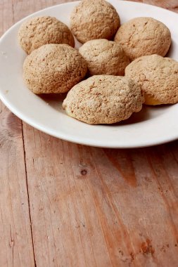 Kahve ekmeği yumuşak, yumuşak ekmeği ve ince, çıtır çıtır kahve aromalı kabuğuyla bilinen popüler bir Asya hamur işidir. Çoğunlukla tereyağı veya kremayla dolu, zengin bir aroması ve hafif tatlı bir tadı var, bu da onu favori bir atıştırmalık yapıyor..