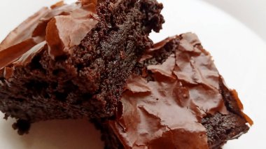 Çikolatalı brownie, kakao, erimiş çikolata, tereyağı, şeker, yumurta ve unla yapılan zengin, yoğun ve şekerli bir tatlı. Çoğunlukla fındık, krema ya da çikolata parçacıklarıyla süslenirdi..