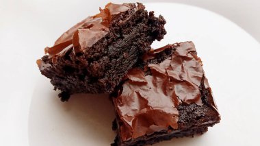 Çikolatalı brownie, kakao, erimiş çikolata, tereyağı, şeker, yumurta ve unla yapılan zengin, yoğun ve şekerli bir tatlı. Çoğunlukla fındık, krema ya da çikolata parçacıklarıyla süslenirdi..