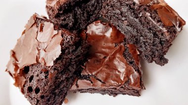 Çikolatalı brownie, kakao, erimiş çikolata, tereyağı, şeker, yumurta ve unla yapılan zengin, yoğun ve şekerli bir tatlı. Çoğunlukla fındık, krema ya da çikolata parçacıklarıyla süslenirdi..