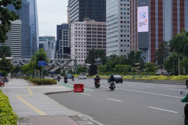 Sudirman Caddesi 'ndeki Jakarta' da General Sudirman 'ın heykeli..