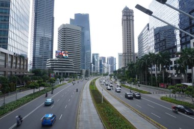 Jalan Sudirman 'ın Jakarta, Endonezya' daki yaya köprüsündeki manzarasına bakın.