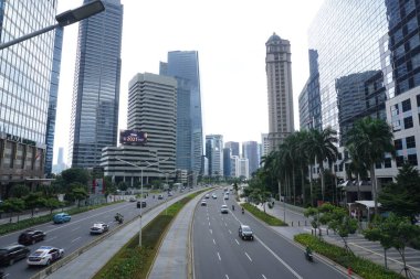 Jalan Sudirman 'ın Jakarta, Endonezya' daki yaya köprüsündeki manzarasına bakın.
