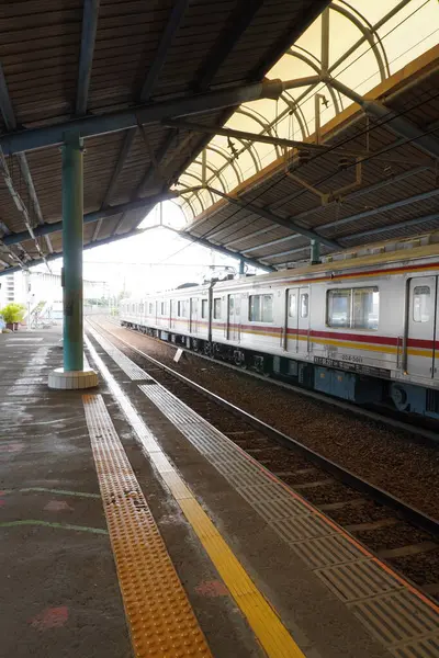 Banliyö Hattı (tren) Jakarta 'daki bir tren istasyonuna varır..