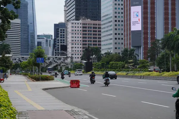 Sudirman Caddesi 'ndeki Jakarta' da General Sudirman 'ın heykeli..