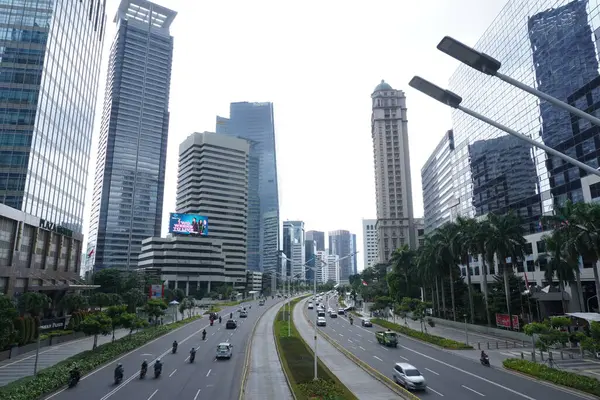 Jalan Sudirman 'ın Jakarta, Endonezya' daki yaya köprüsündeki manzarasına bakın.