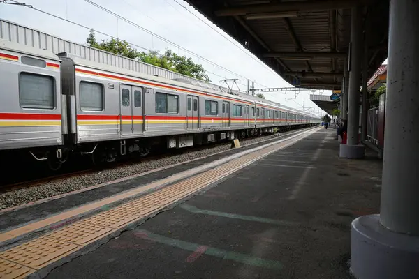 Banliyö Hattı (tren) Jakarta 'daki bir tren istasyonuna varır..