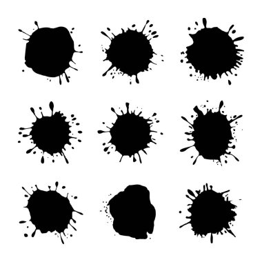 Vektör çizimi. Bir dizi siyah mürekkep farklı boyutlarda ve şekillerde sıçrar. Beyaz arkaplan üzerindeki etkileyici leke dokusu.