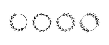 Yumuşak botanik aksanları için zarif dairesel bir kompozisyonda narin yapraklardan ve çiçeklerden yapılmış yuvarlak çiçek çerçevesi..