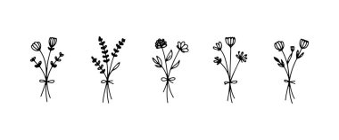 Kırsal cazibeyle şekillendirilmiş kır çiçeği düzenlemeleri, küçük çiçekler ve ince gövdelerle..