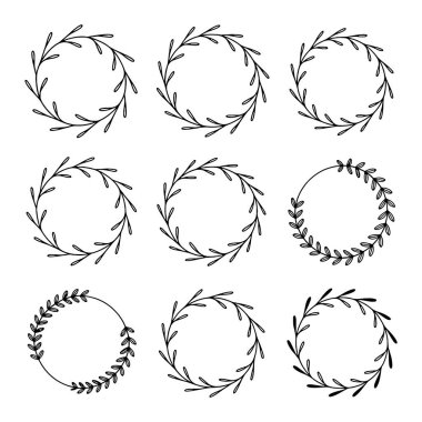 Bu zarif yeşil botanik çerçeve, çok az ve doğal tasarım için yuvarlak bir çelenk oluşturan narin el yapımı dallara sahiptir..