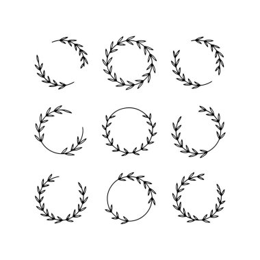 Çiçek Çelenk el yapımı çiçek ve yapraklardan yapılmış dairesel bir çerçeve gösteriyor..