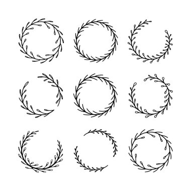 Karmaşık yaprak desenleri içeren dokuz eşsiz siyah çizgi çelengi koleksiyonu. Bu çelenkler davetiyeleri, tebrik kartlarını veya sanat projelerini geliştirebilir.