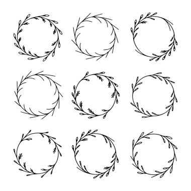 Zarif çiçek unsurları içeren dokuz eşsiz dairesel çelenk, sanatsal projeler ve dekorasyonlar için ideal, temiz beyaz bir arkaplanda sergilenmektedir..