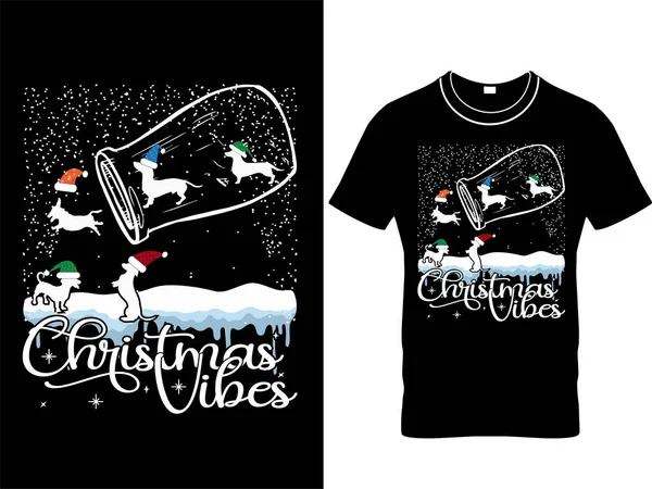 Geyik, tipografi, baskı ve kış illüstrasyonlu Noel tişörtü ve kıyafet modası tasarımları. Küresel örnekler. Grafik tişört tasarımı, tipografi, stilize edilmiş metin ile yazdırma.