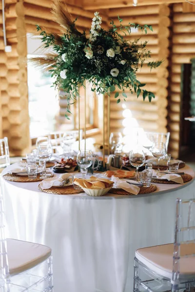 식탁은 행사를 마련되었습니다 식탁보로 위에는 꽃들이 맛있는 식탁이야 테이블 고품질 — 스톡 사진