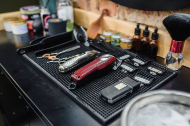 Moda stilisti için profesyonel berber aletleri. Elektrikli tıraş makinesi, saç kesimi, tarak ve fırça. Yüksek kaliteli erkek güzellik konsepti.