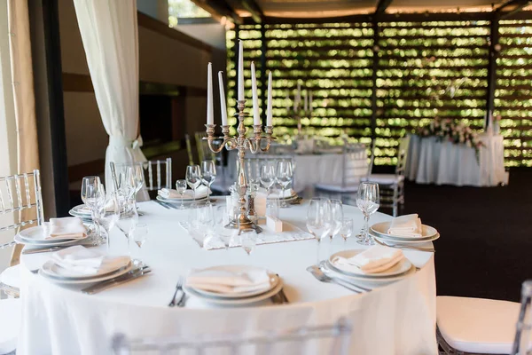 Πιάτα Και Ποτήρια Στο Τραπέζι Στη Βεράντα Του Εστιατορίου Υψηλής — Φωτογραφία Αρχείου