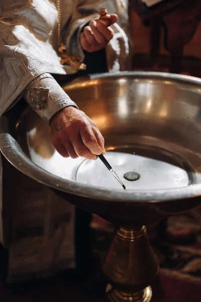 Een Bulgaarse Priester Houdt Een Kruis Water Voor Een Orthodoxe — Stockfoto