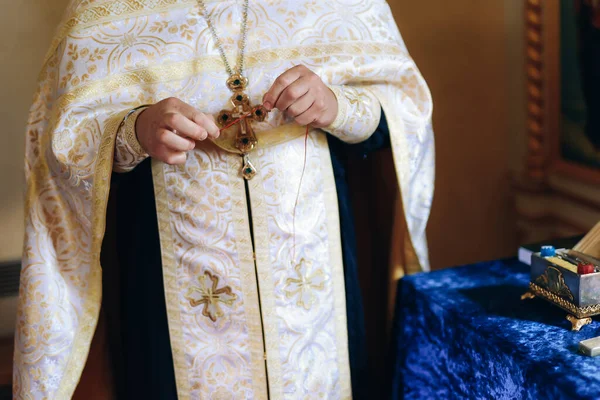 Katolikus Pap Fogja Imádkozó Kezét Kiváló Minőségű Fénykép — Stock Fotó