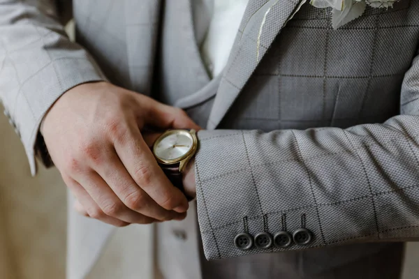 사업가들의 럭셔리 스타일 남성은 스타일링 합니다 손목에 럭셔리 시계의 이미지를 — 스톡 사진