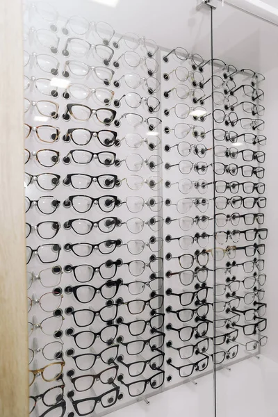 现代光学商店里有眼镜的陈列柜 高质量的照片 — 图库照片