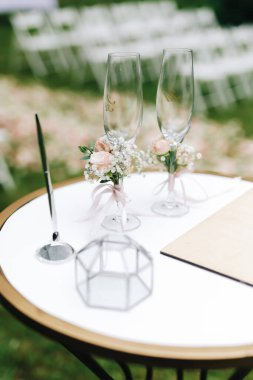 Düğün Dekoru Rustik Tarzı. Flowers ve Ivy ile Masa Dekorasyonu. Sonbahar esinlendi. Yüksek kalite fotoğraf