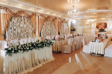 Restoranda dekore edilmiş düğün masaları. Yüksek kalite fotoğraf