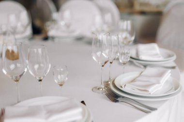 Noel kutlaması, düğün, altın çatal bıçak takımı ve porselen tabakla doğum günü masası. Boş kart maketi. Restoran menü şablonu. Düz yerde, üst tarafta. Yüksek kalite fotoğraf