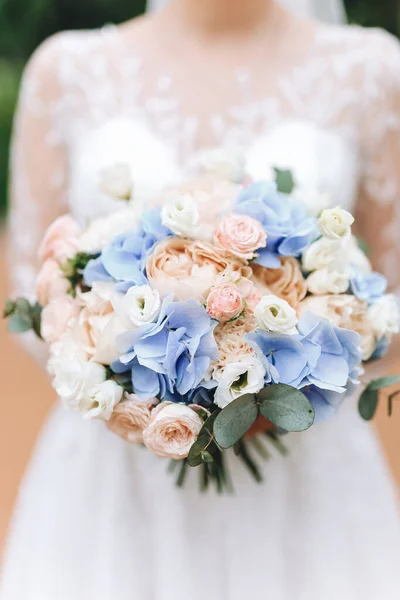 Menyasszonyi Csokor Menyasszonyi Csokor Gyönyörű Csokor Fehér Kék Virágok Zöld — Stock Fotó