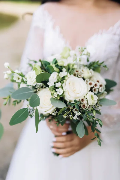 Fehér Ruhás Menyasszony Egy Finom Esküvői Csokrot Tart Kezében Kiváló — Stock Fotó
