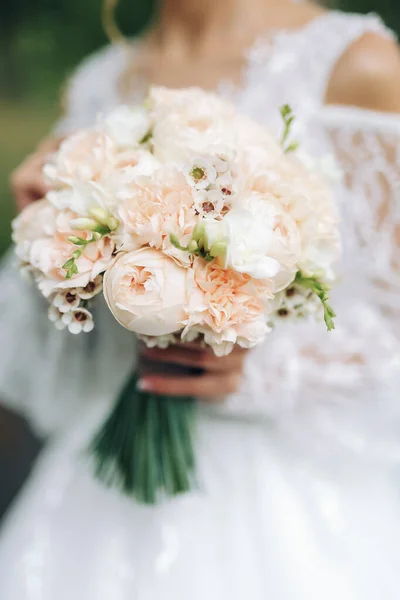 Una Coppia Appena Sposata Giorno Del Matrimonio Bouquet Della Sposa — Foto Stock